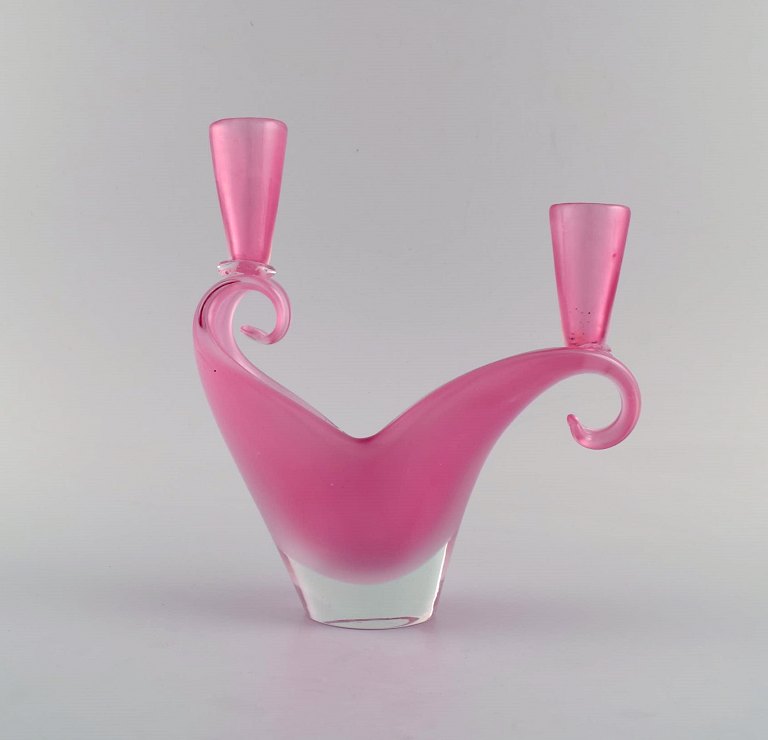 Two-armed Murano candle holder in pink hand-blown art glass. Italian design, 1960s.