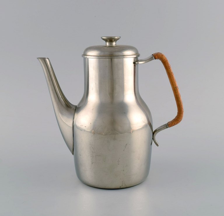 Just Andersen (1884-1943), Danmark. Art deco tin kaffekande med hank i flet. 1940