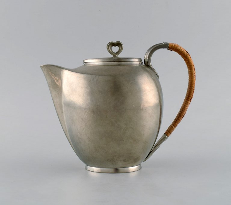 Just Andersen (1884-1943), Danmark. Art deco tin kaffekande med hank i flet. 1940
