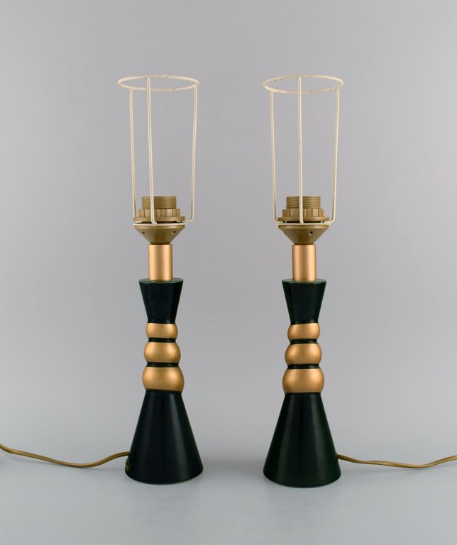 Le Dauphin, Frankrig. To bordlamper i glaseret stentøj. Smuk glasur i mørkegrønne nuancer med guld. 1960/70