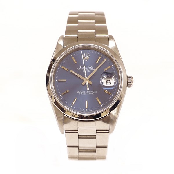 Rolex Oyster Perpetual Date ref. 15200 med blå skive. D: 34mm. Ca. årgang 2000. K serie. Uret leveres nyserviceret på oysterlænke i god stand.
