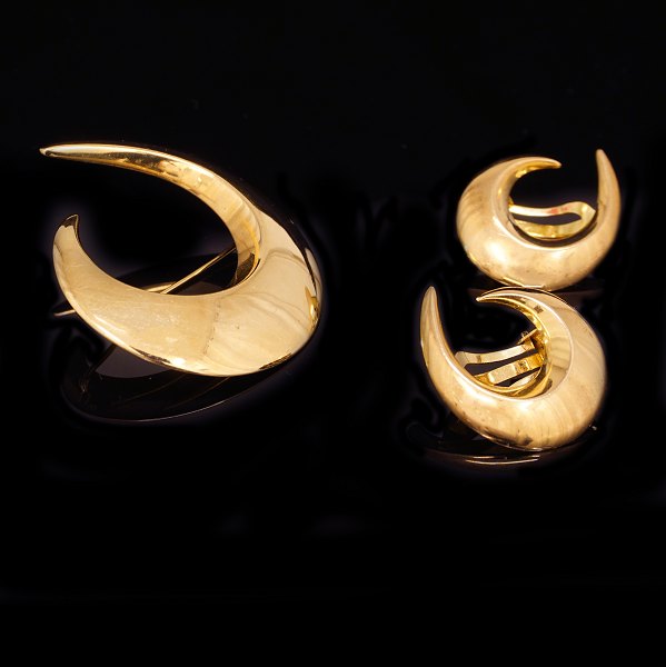 Hans Hansen smykkesæt i 14kt guld bestående af broche og et par øreklips. Stemplet Hans Hansen. Broche: 4,8x4cm