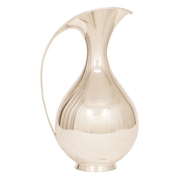 Large 1,5L sterlingsilver pitcher by Kay Fisker, Denmark, 1962. Manufactured by Michelsen, Copenhagen. H: 24cm. W: 774gr