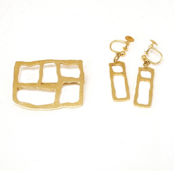Sven Haugaard, Kolding, smykkesæt i 14kt guld bestående af broche og to ørering med skruelås. Broche: 2,8x3,8cm
