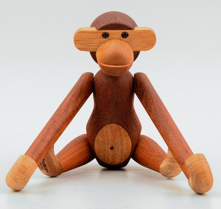 Kay Bojesen aben blev originalt designet i 1951 og er lavet af teak og limba træ.