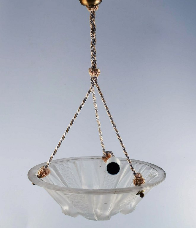Muller Frères, Luneville. Stor imponerende art deco lysekrone udformet med bladværk i materet kunstglas.1930/40