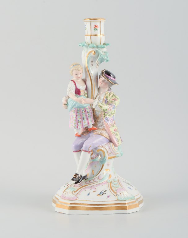 Stor antik Meissen lysestage i håndmalet porcelæn dekoreret med blomster, insekter og fugle. Mand og pige.1800-tallet.