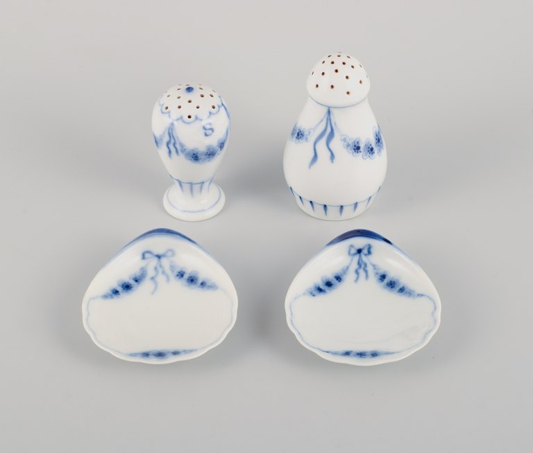 Bing & Grondahl, Empire, two small bowls, two salt shakers.1920s.