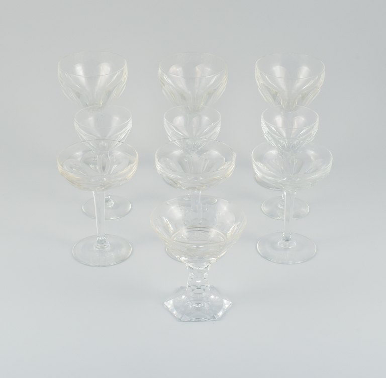 Baccarat, Frankrig, ti art deco krystalglas i klart glas, bestående af 3 rødvinsglas, 4 champagne-skåle og 3 hvidvinsglas.