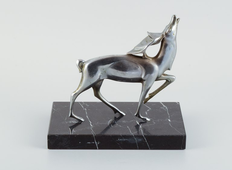 Michel Decoux, (1837-1924) belgisk billedhugger, Art Deco skulptur af brølende kronhjort i sølvpatineret bronze på sort marmorbase.