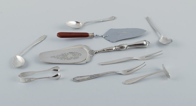 A collection of 9 pieces of various plated silver.Among other things, cake spatulas, food pushers, WMF, Germany, and more.