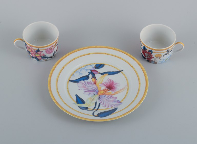 Porcelaine De Paris ”Aurore Tropicale”.Limoges, France,To kaffekopper og en tallerken.