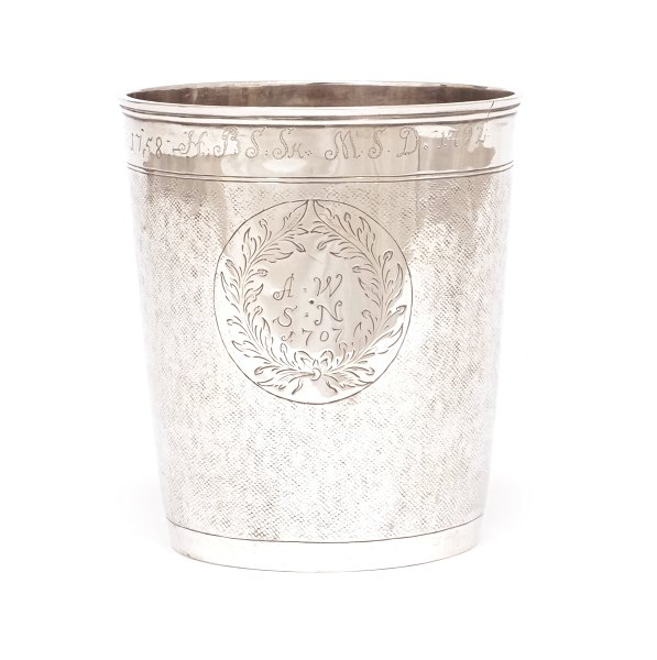 Nålepunslet pragtbæger i sølv af Gerhard, Weghorst, 1685-1712, København. Dateret 1701. H: 12,3cm. V: 209gr