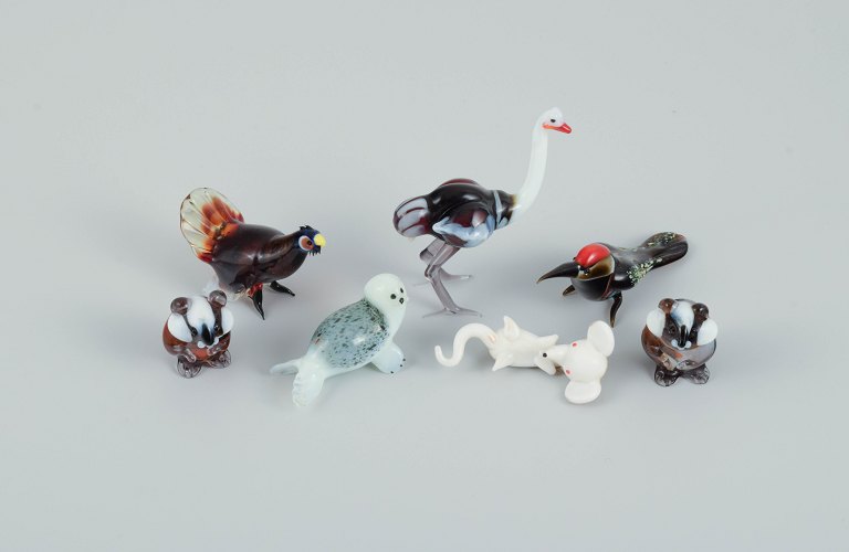 Murano, Italien. En samling på seks miniature glasfigurer af dyr i farvet kunstglas.