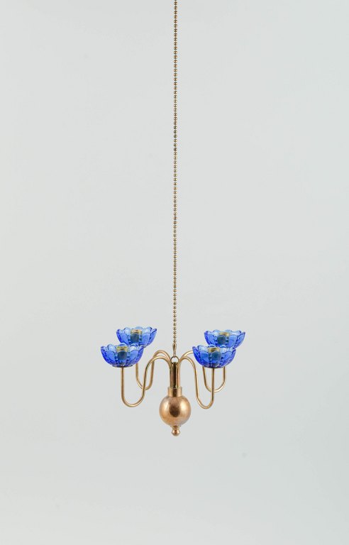 Gunnar Ander for Ystad Metall. Lysekrone til fire lys i messing og mundblæst kunstglas formet som blomster. 1950