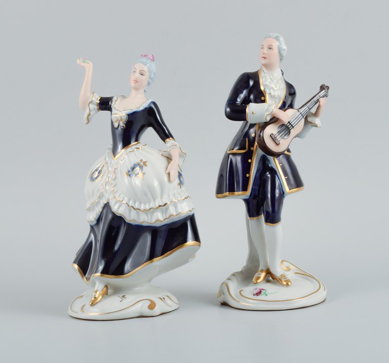 Royal Dux.Rokoko par i håndmalet porcelæn.
