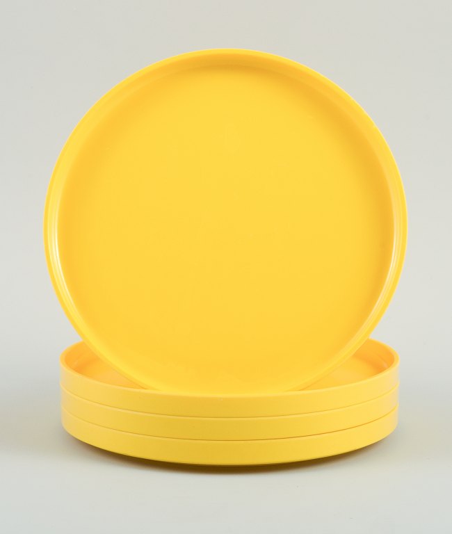 Massimo Vignelli for Heller, Italien.Et sæt på 4 tallerkner i gul melamin.