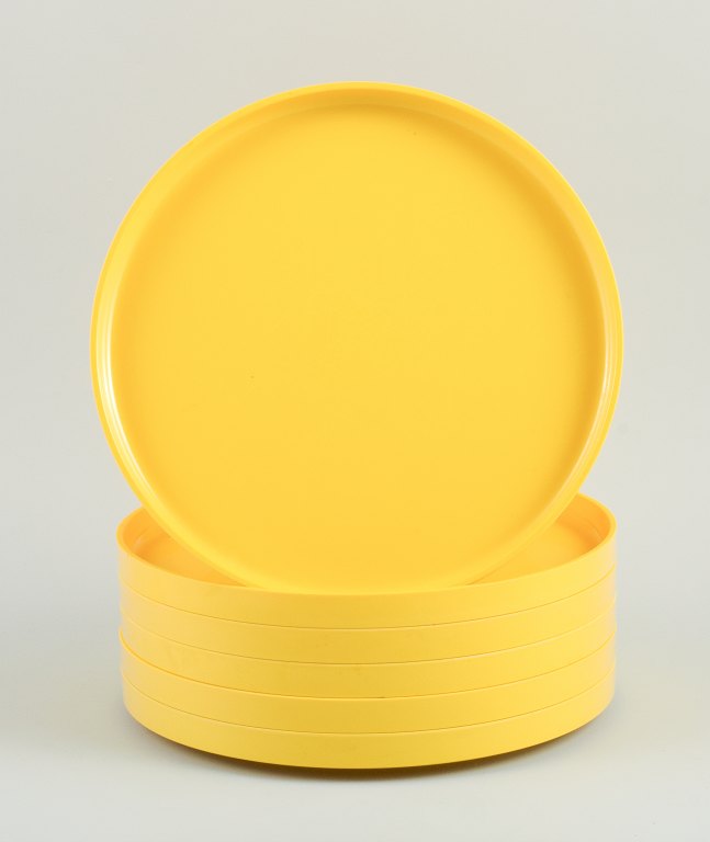 Massimo Vignelli for Heller, Italy.A set of 6 dinner plates in yellow melamine.1970/80s.