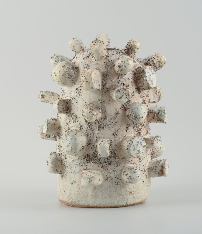 Christina Muff, dansk samtidskeramiker (f. 1971).Large unique stoneware sculpture in offwhite glaze with ironcovered specks.