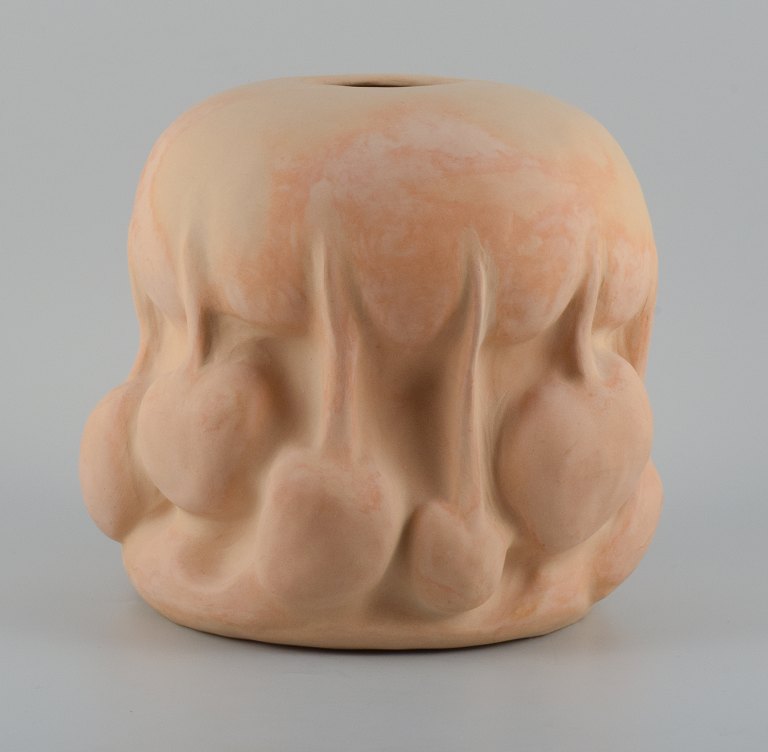 Christina Muff, dansk samtidskeramiker (f. 1971).Large unique vessel made from golden stoneware clay. The work is unglazed on the exterior, glazed with clear glaze inside.