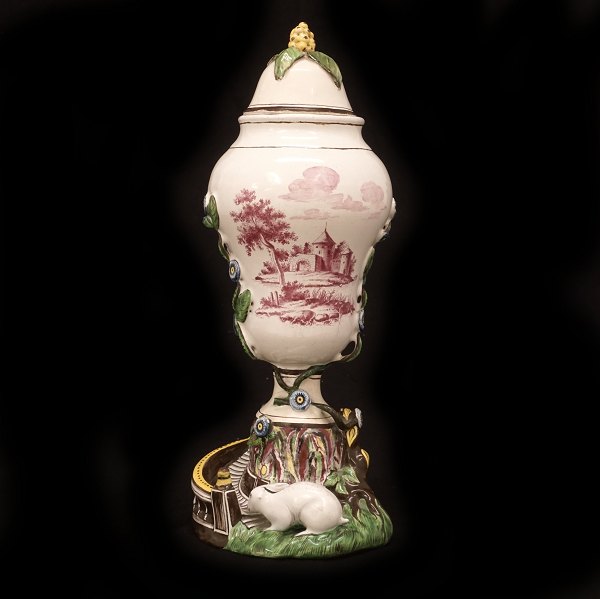 Polykromdekoreret kaninvase med låg udført i fajance. Signeret Marieberg, Sverige, 11.07.1772. H: 33cm