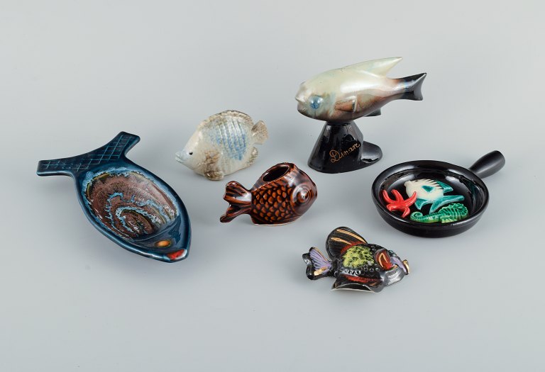 En samling franske keramik-fisk.Figurer, fad og lille pande.