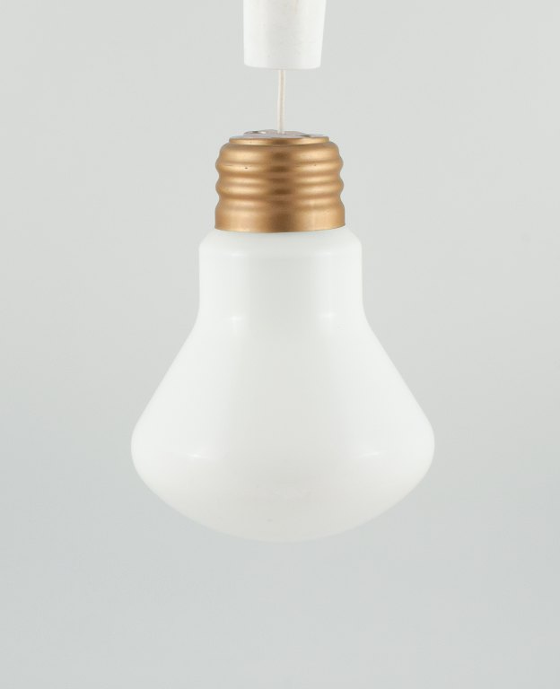 Elpære formet loftslampe i matteret glas og metal. Ingo Maurer stil.