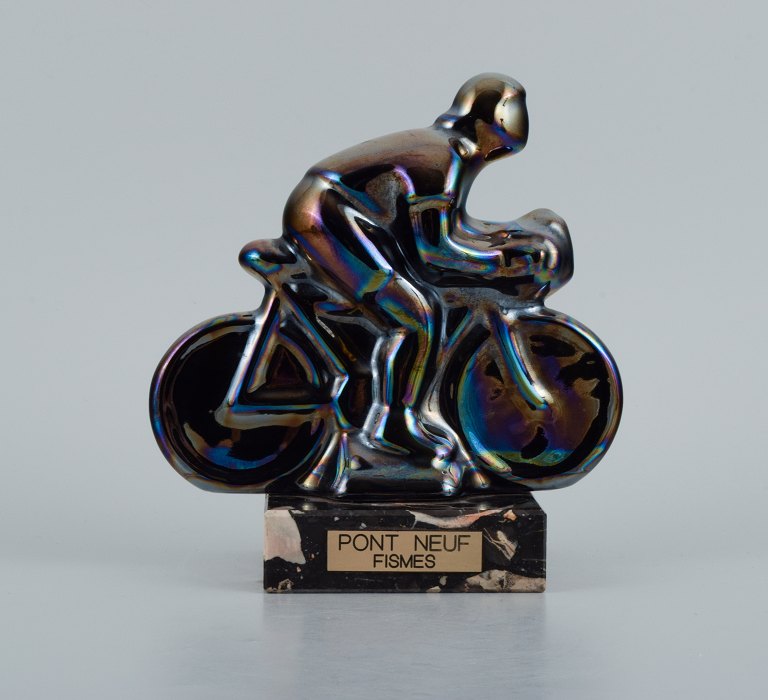 Rambervillers, fransk keramik skulptur i form af cykelrytter med smuk eosinglasur.
