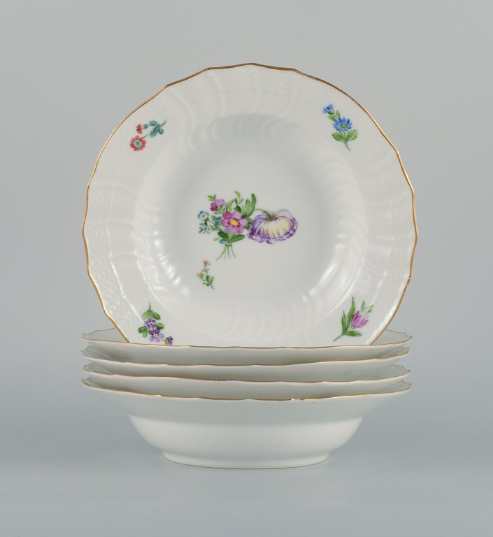Royal Copenhagen Saksisk Blomst. Fem dybe tallerkener i håndmalet porcelæn med blomster og gulddekoration.