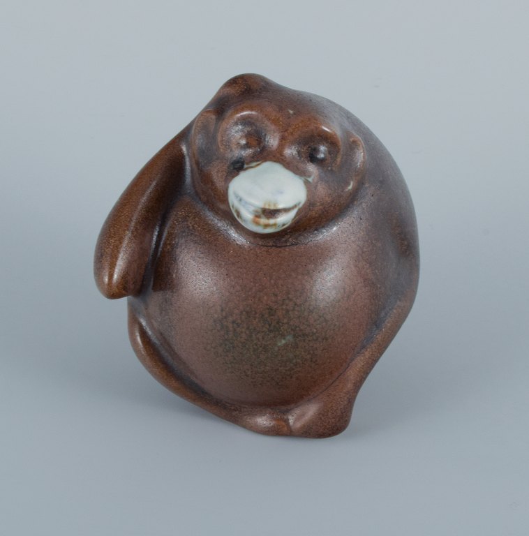 Gösta Grähs for Rörstrand (virksom 1982-1986), abe i keramik.Glasur i brune nuancer.
