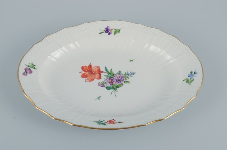 Royal Copenhagen, Saksisk Blomst. Ovalt serveringsfad i håndmalet porcelæn med blomster og