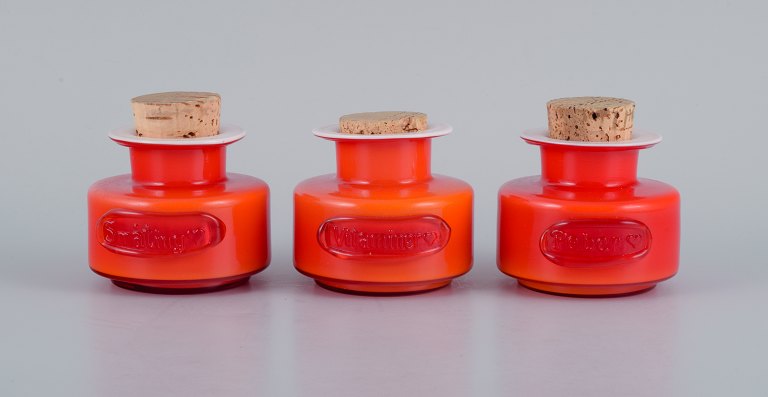 Michael Bang for Holmegaard. Tre krydderi-krukker - "Vitaminer", ”småting” og "peber". i orange og hvidt kunstglas.