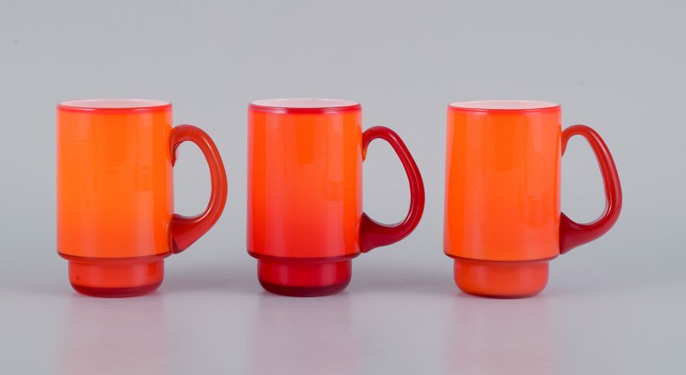 Michael Bang for Holmegaard. Tre krus i orange og hvidt kunstglas.