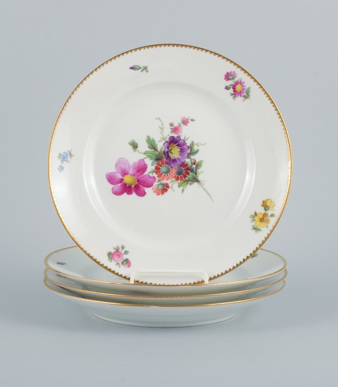 B&G, Bing & Grøndahl saksisk blomst.Fire middagstallerkner dekoreret med blomster og guldkant.
