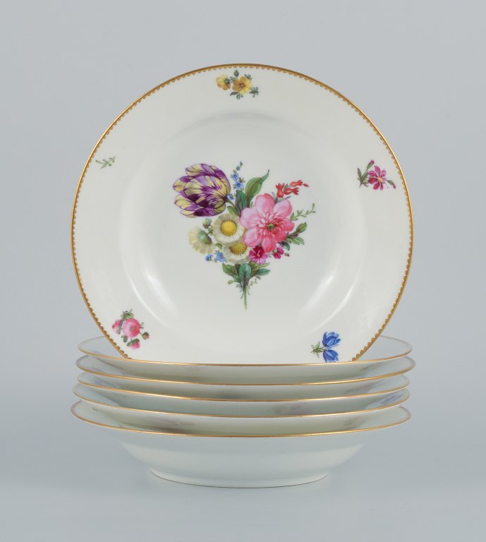 B&G, Bing & Grøndahl saksisk blomst.Seks dybe tallerkner dekoreret med blomster og guldkant.