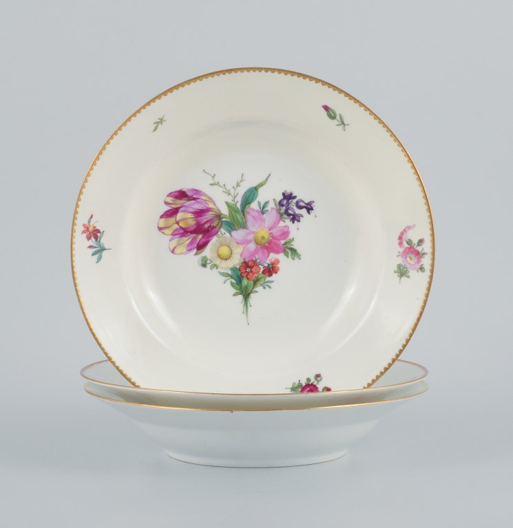 B&G, Bing & Grøndahl saksisk blomst.Tre dybe tallerkner dekoreret med blomster og guldkant.