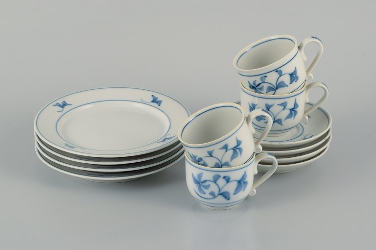 Niels Refsgaard and Erik Reiff for Royal Copenhagen: "Noblesse" coffee service for four in porcelain.