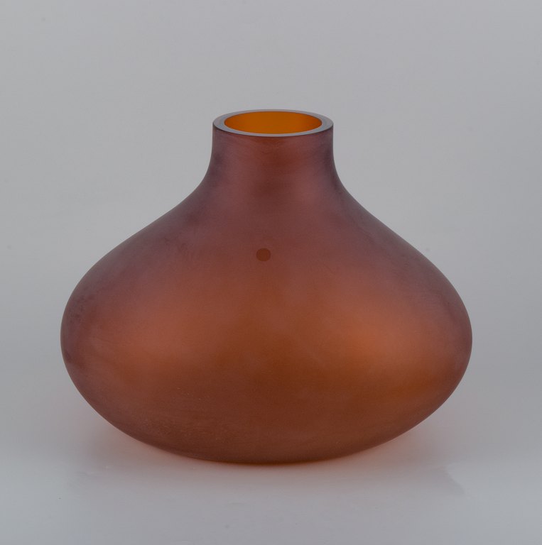 Salviati, Murano. Stor vase i brun mundblæst kunstglas. Ca 2000.