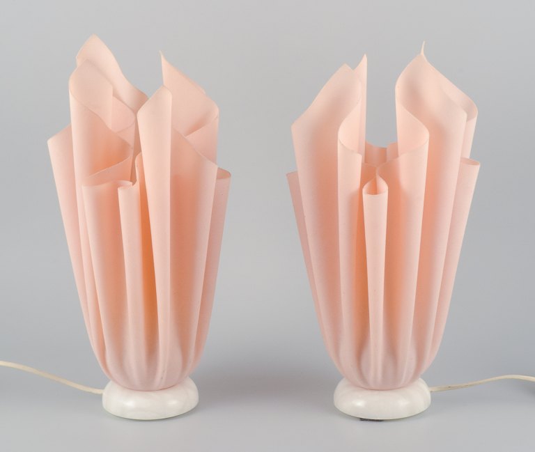 Georgia Jacobs, et par rosafarvede bordlamper i resin på marmor-fod.Model "Ophélie".