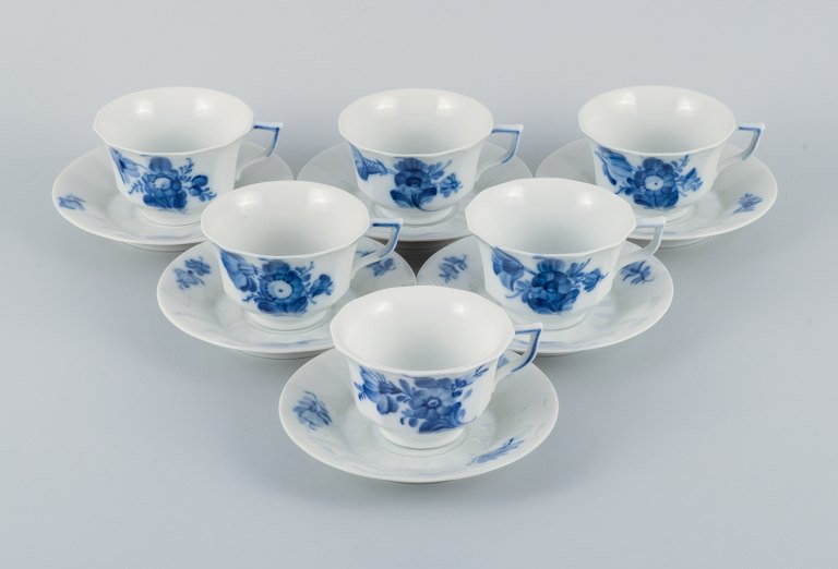 Royal Copenhagen, blå blomst kantet, seks kaffekopper med seks tilhørende underkopper.