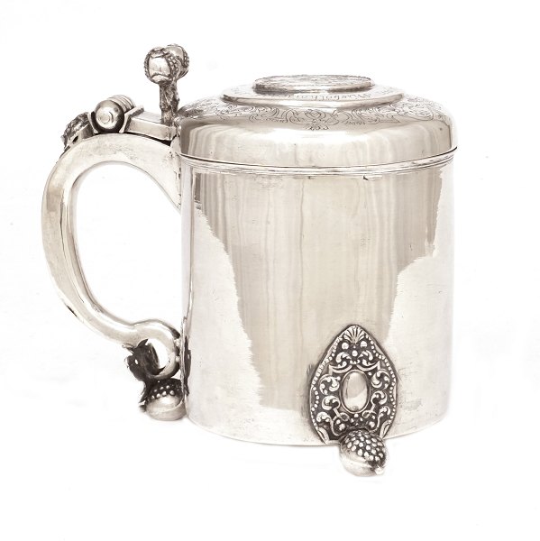 Barok lågkrus i sølv. Mester: Matz (Mathias) Mogensen, Haderslev, 1701-44. Hidrørende fra Stusbøl Hovgaard, Haderslev 1741. H: 15cm. V: 519gr