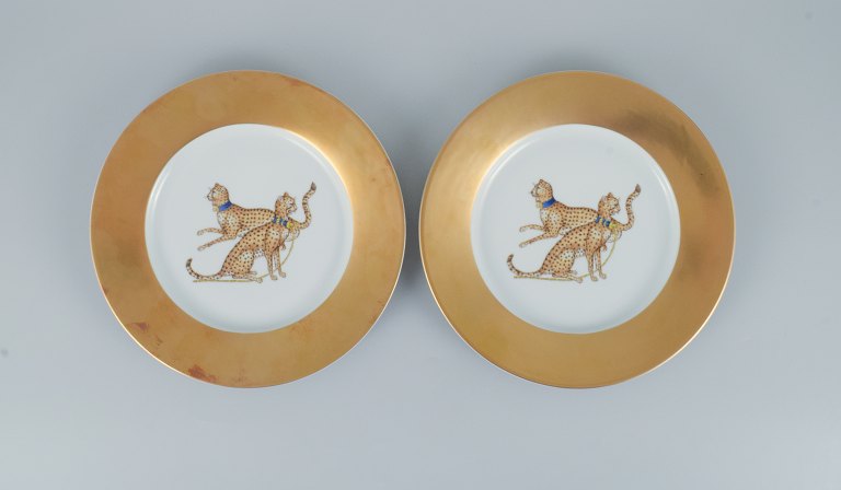Porcelaine de Paris (Décor - Chasses Royales).To dæktallerkner hånddekoreret med geparder og gulddekoration.