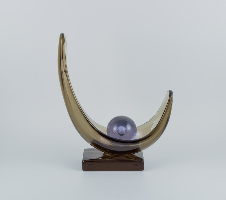 Livio Seguso, Murano, kolossal og imponerende kunstglasskulptur i røgfarvet glas på sort fod og tilhørende glaskugle i lyslilla.
