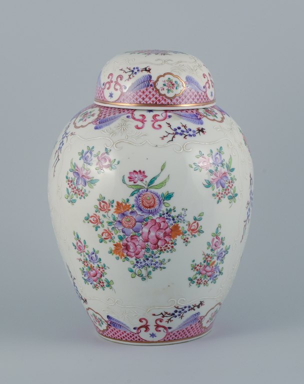 Samson, France, large porcelain lid bojan in oriental style.Hand painted with floral motifs in many colors.