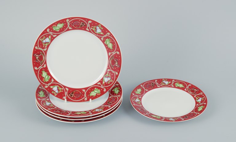 Rosenthal, Tyskland.Et sæt på fem juletallerkner i porcelæn dekoreret med julemotiver på bordeaux med gulddekoreret kant.