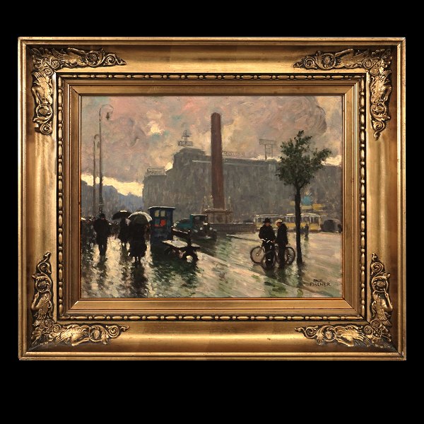 Paul Fischer, 1860-1934, olie på plade. Byparti fra København, Vesterbrogade ved Vesterport med Frihedsstøtten centralt i motivet. Til højre gule sporvogne. Til venstre fodgængere, cyklister og bilister. Lysmål: 20x25cm. Med ramme: 30x35cm