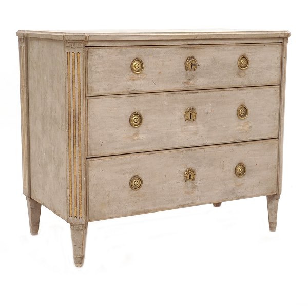 Gustavian chest of drawers with gilt canted fluted side posts. Sweden circa 1780. H: 84cm. Top: 99x54cm