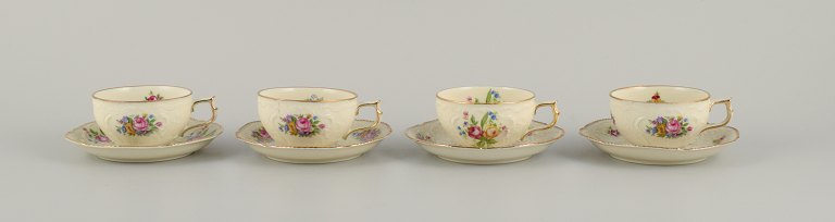Rosenthal, Tyskland, "Sanssouci". Fire mokkakopper med tilhørende underkopper dekoreret med blomster og guld.