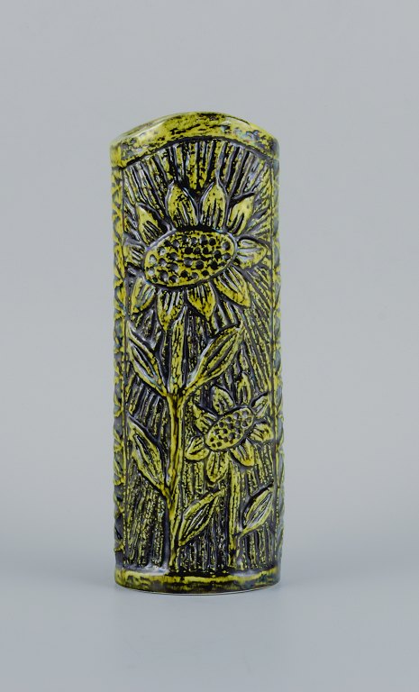 Gunnar Nylund (1904-1997) for Rörstrand.Keramikvase hånddekoreret med solsikker i sort og grøngul glasur.