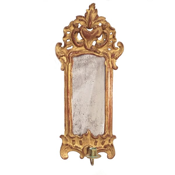 Forgyldt slesvig-holstensk rokoko spejl med lampet. Danmark ca. år 1760. H: 52x23cm